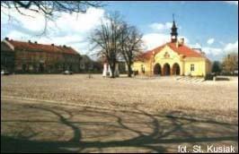 Rynek w Zakliczynie, posrodku Ratusz, po lewej stronie kapliczka S.W. Floriana